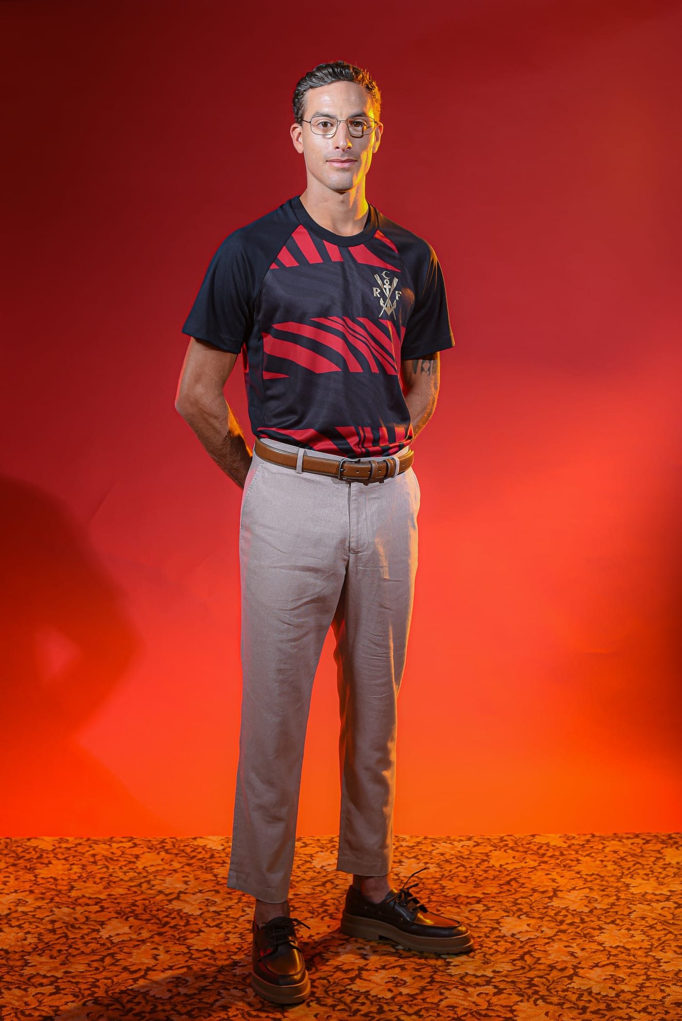 Modelo com a camisa Pherusa sobre fundo laranja