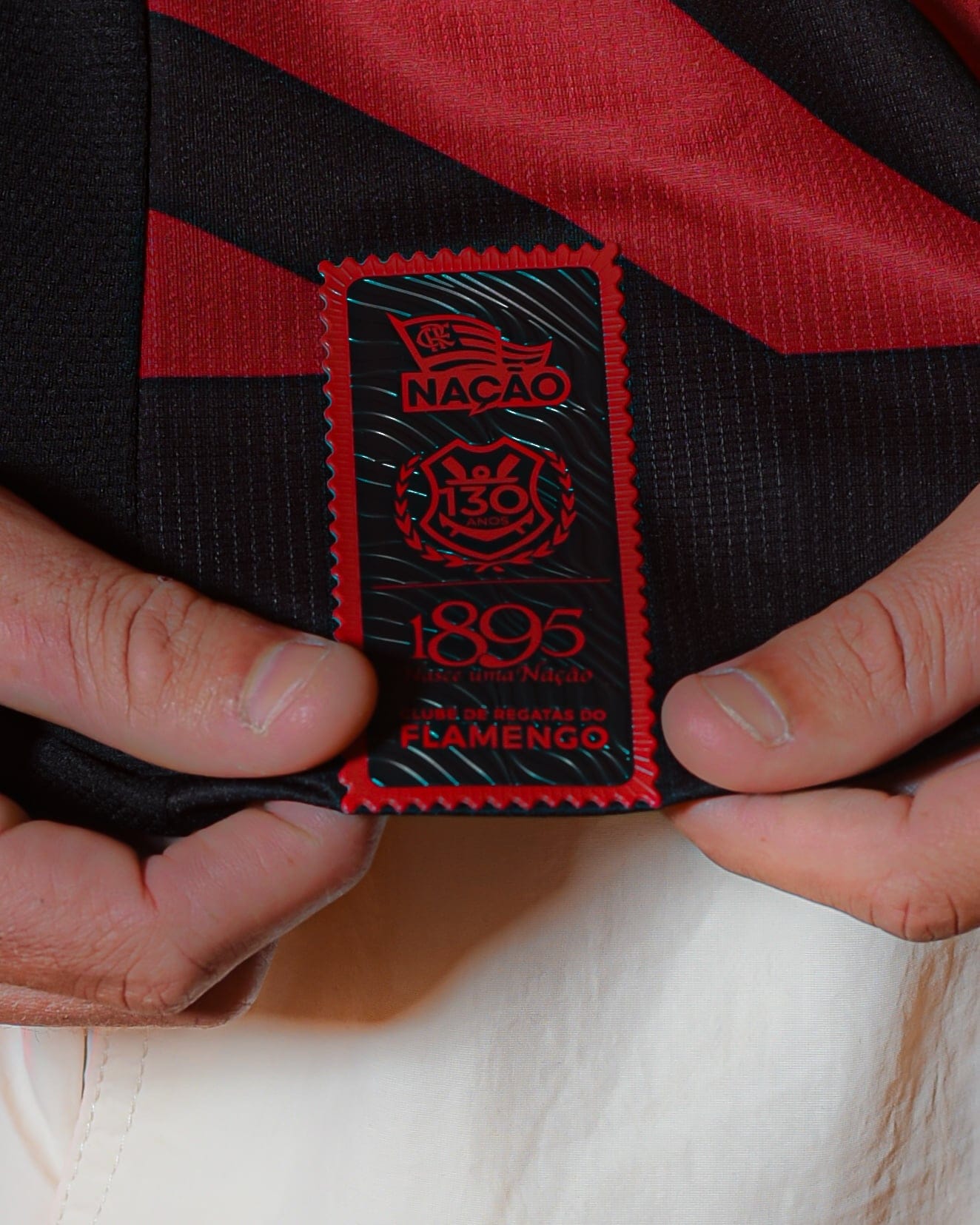 Detalhe da etiqueta 1895 na camisa Pherusa