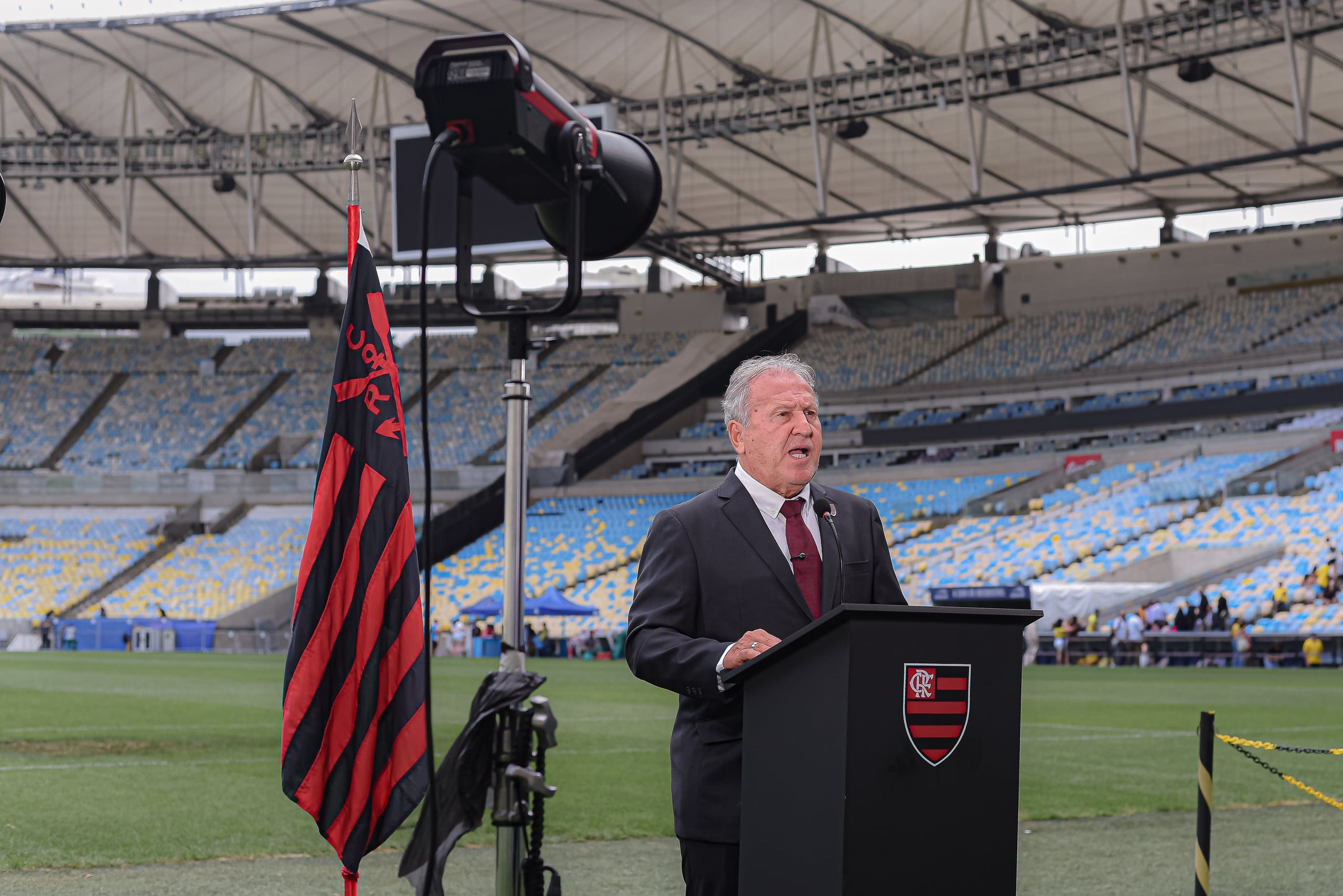 Zico fala ao microfone no gramado do Maracanã durante o lançamento da campanha