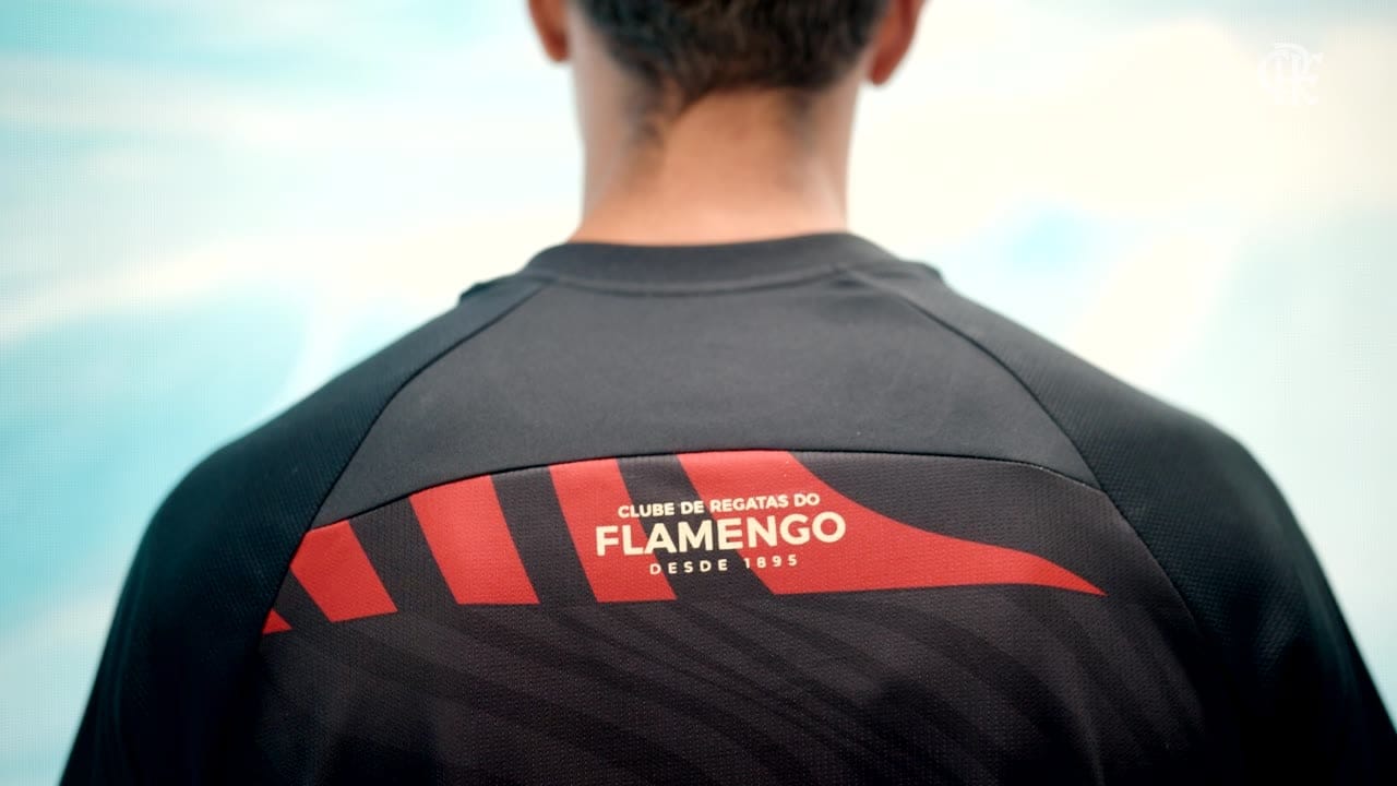 Still do filme: as costas da camisa Pherusa