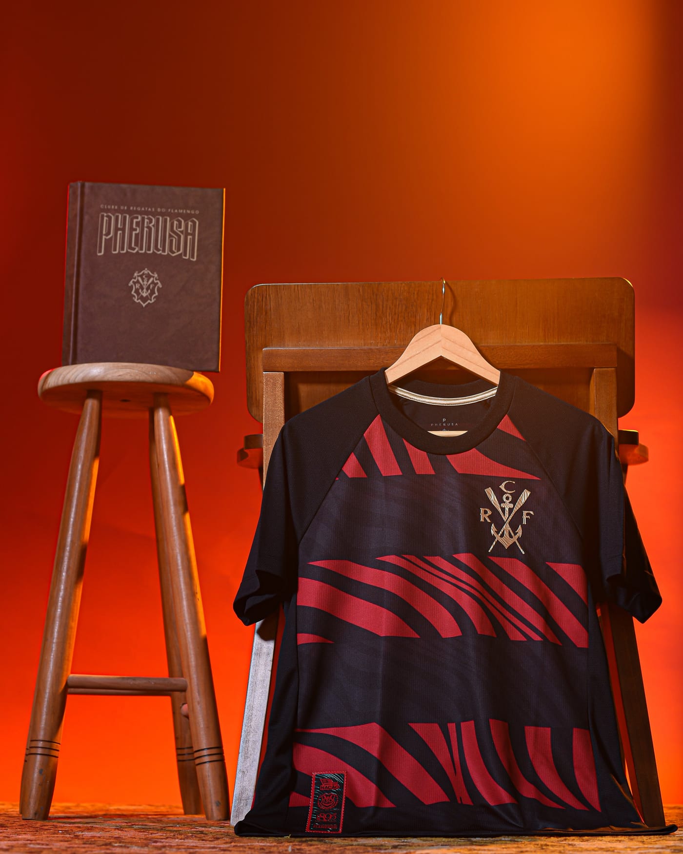 Still: a camisa Pherusa num cabide, ao lado do livro Pherusa