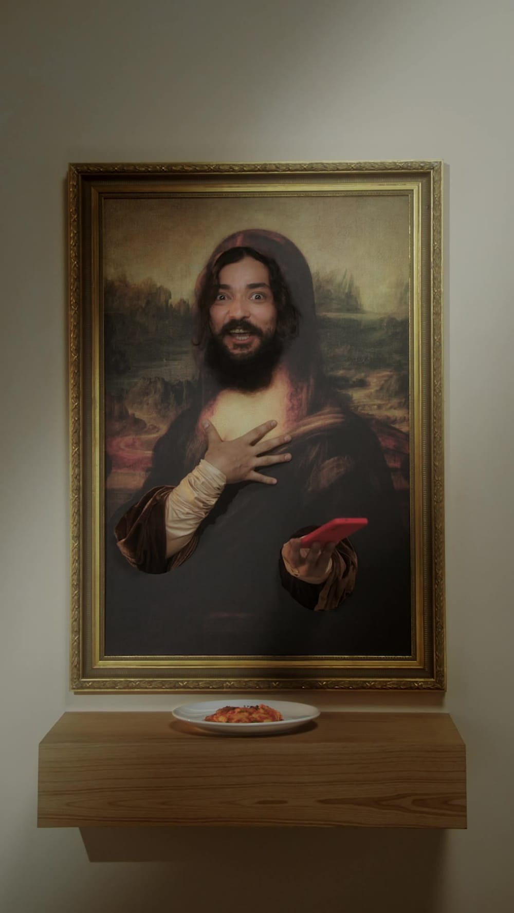 Frame do filme de topo de funil do Mio: paródia da Mona Lisa