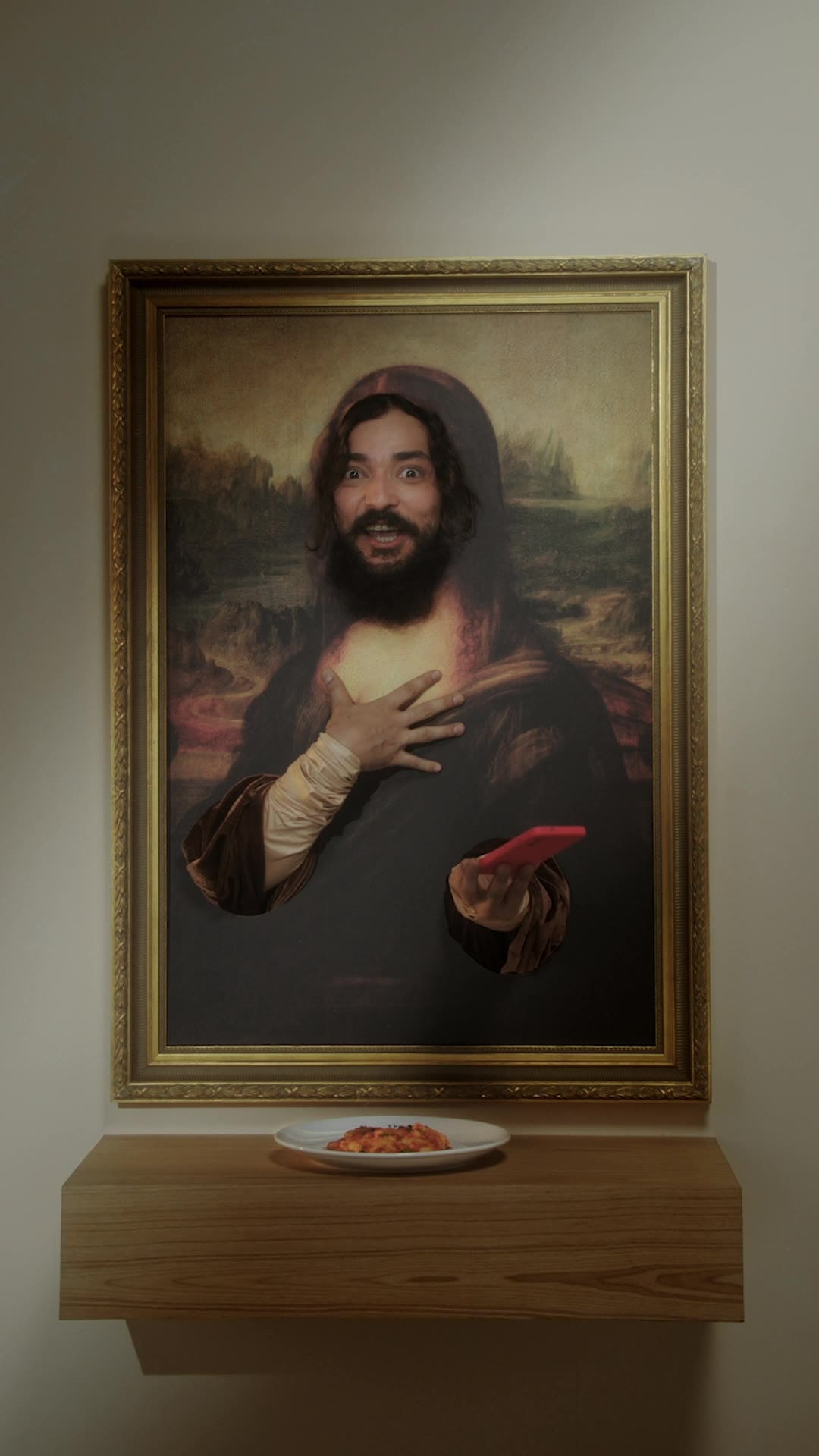 Frame do filme de topo de funil do Mio: paródia da Mona Lisa