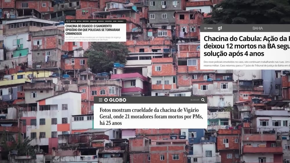 Frame do filme: vista de uma favela com manchetes do G1 e de O Globo sobre chacinas