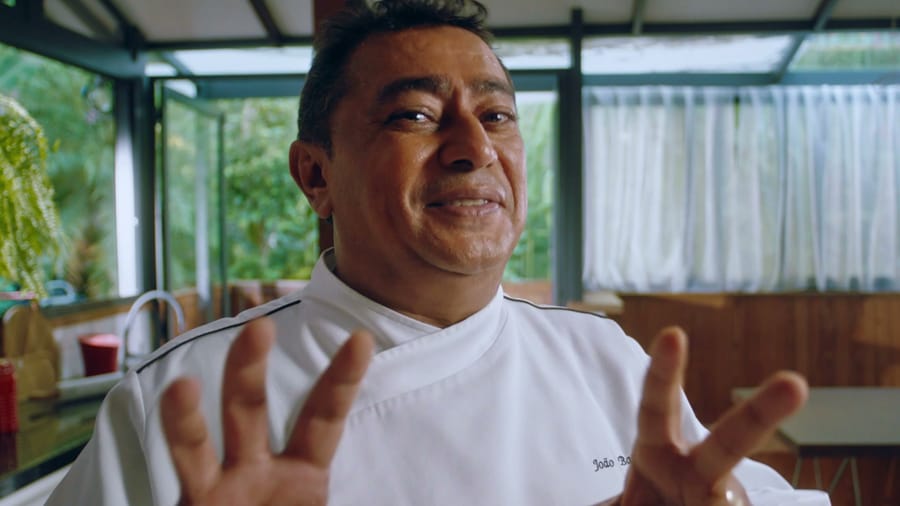 O chef João Batista, personagem da frente Pratos, na cozinha do Spoleto