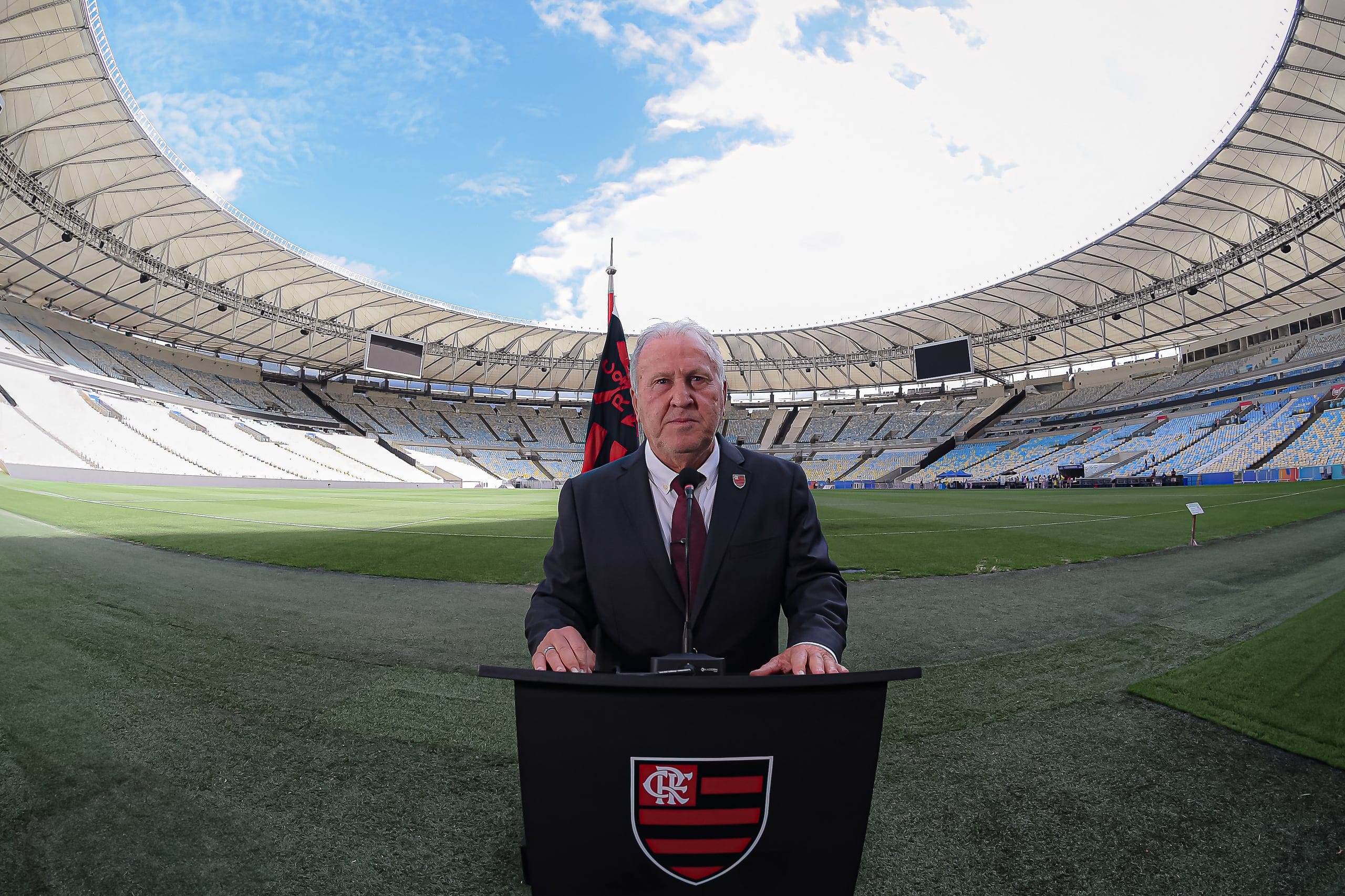 Zico discursa no púlpito, no gramado do Maracanã, com a bandeira da campanha Nação na ONU ao fundo